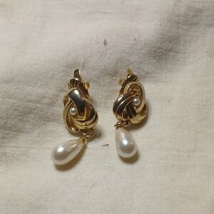 Elegant Gold Tone and Pearl? Earrings